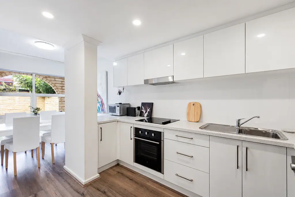 West Lakes Shore 4房  Easy Coastal Living Just 500m from the Beach