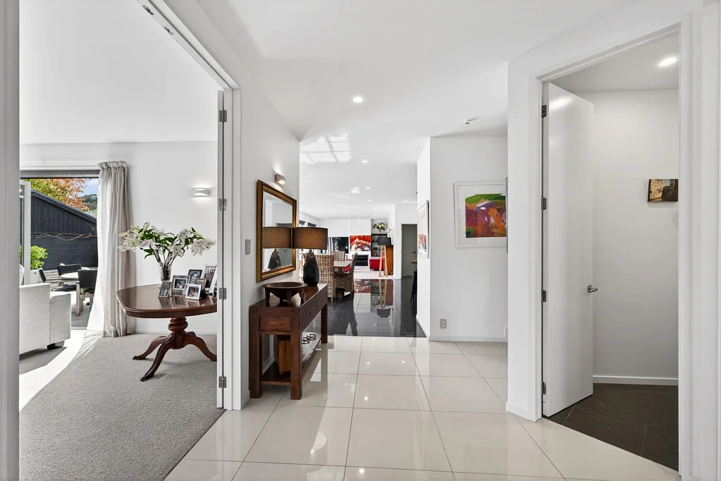 Remuera 6બેડરૂમ Elevated, Multi-Generational Living Made Easy
