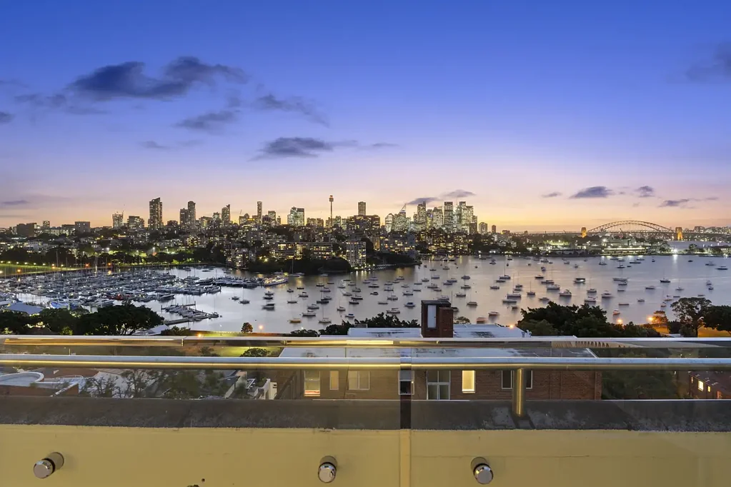 Darling Point 3房 整层复式全景视野 三车位电梯直达 52平露台 Miele厨房 私人阳台 主卧衣帽间 Whole floor penthouse with iconic harbour and city backdrop