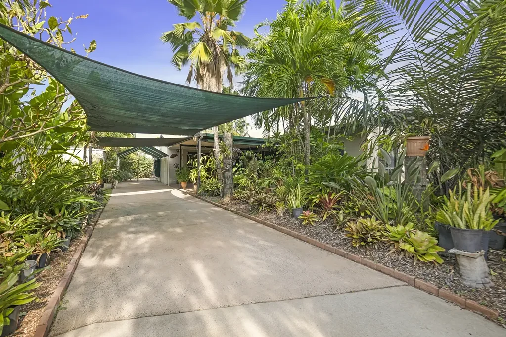 Leanyer 5બેડરૂમ TROPICAL GEM IN HEART OF LEANYER!