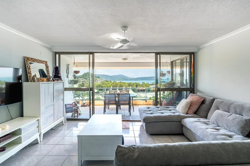Cannonvale 2房  Elevated Coastal Living with Panoramic Island Views