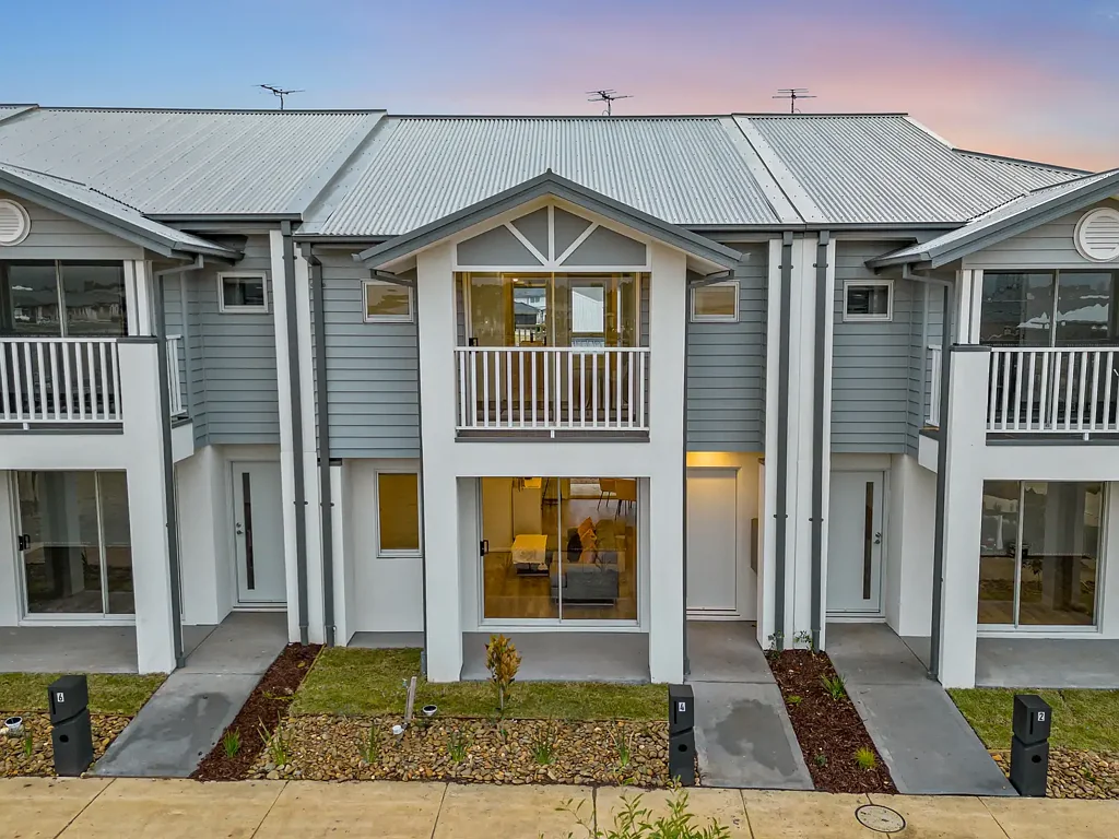 4 Clara Walk, Gisborne, VIC 3437