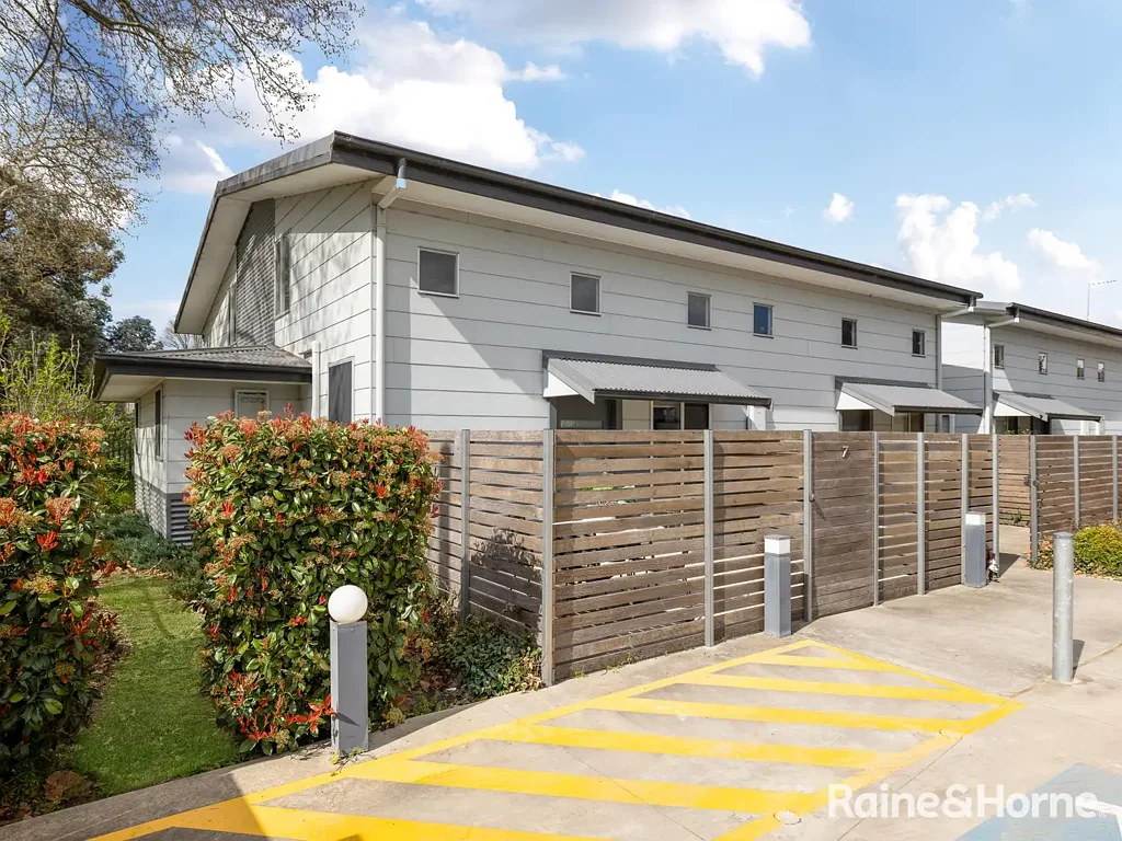 Bathurst 2Moenga CENTRAL LIVING MADE EASY