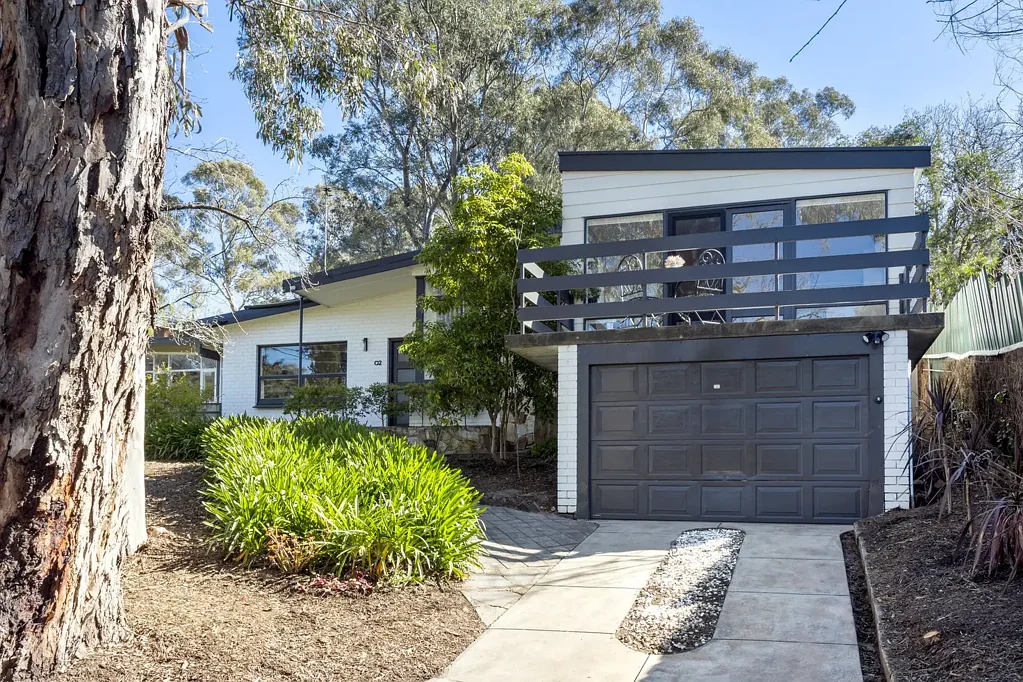 Glenalta 3 Bedroom Mid-century character, modern updates and nature on your doorstep…