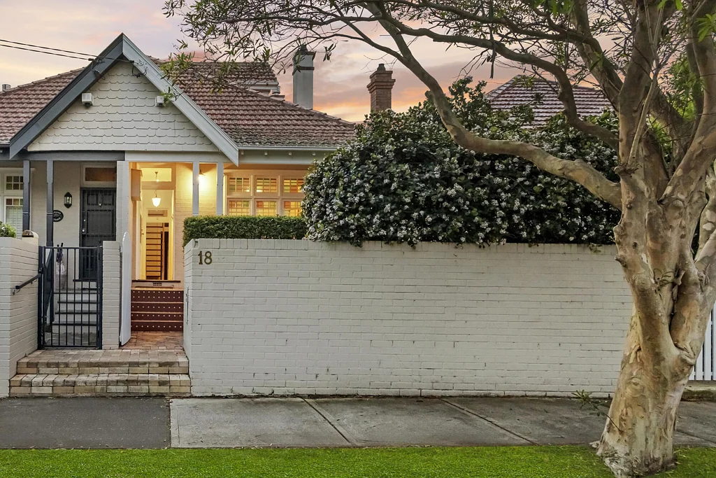 Cammeray 3कमरा Elegant Federation semi alive with northern light - family convenience at its very best