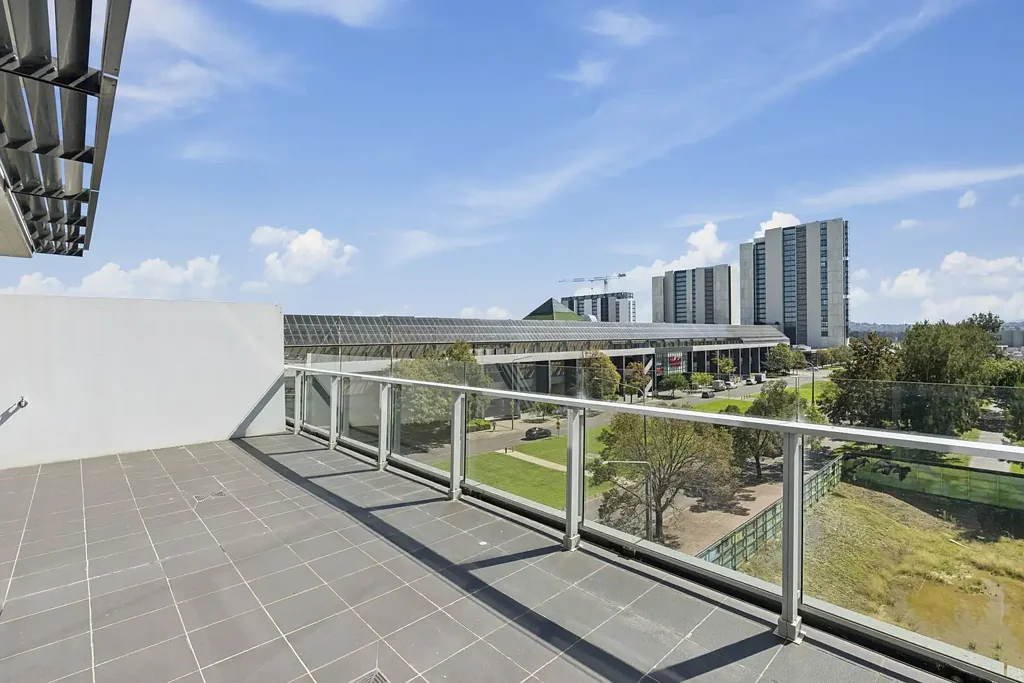 Belconnen 1 Slaapkamer Renovated, Large Level 5 Apartment with Courtyard