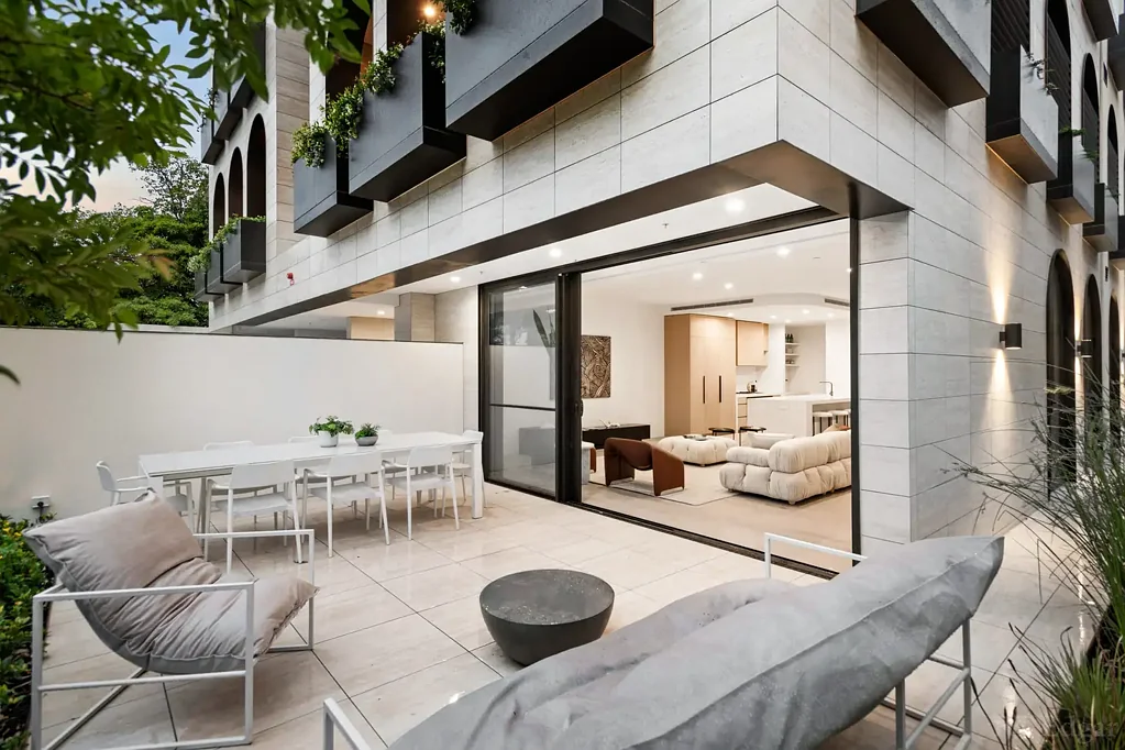 Toorak 3房 尊贵Toorak地标  Rob Mills Architecture杰作 7层半奢华设计 三卧三卫 北向全光 三重品质追求 精致细节 网球俱乐部邻居 城市景观环绕 庭院露台 景观大师Jack Merlo手笔 尽享非凡生活 Luxury Garden Residence