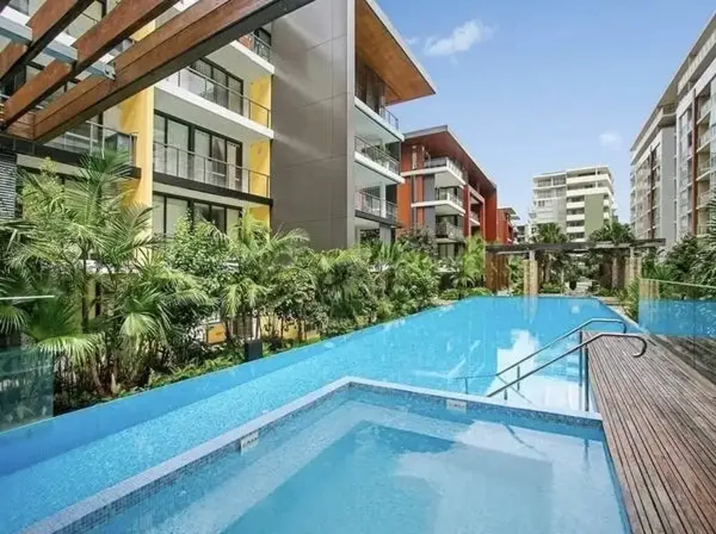 Stunning and Spacious Two bedrooms apartment!!
