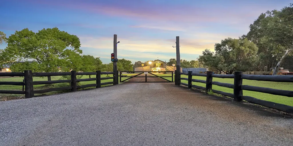 Mundijong 4房  EXCEPTIONAL 10 ACRES INDUSTRIAL ZONE PROPERTY
WITH HUGE BARN SHED/DWELLING & BIG FAMILY HOME