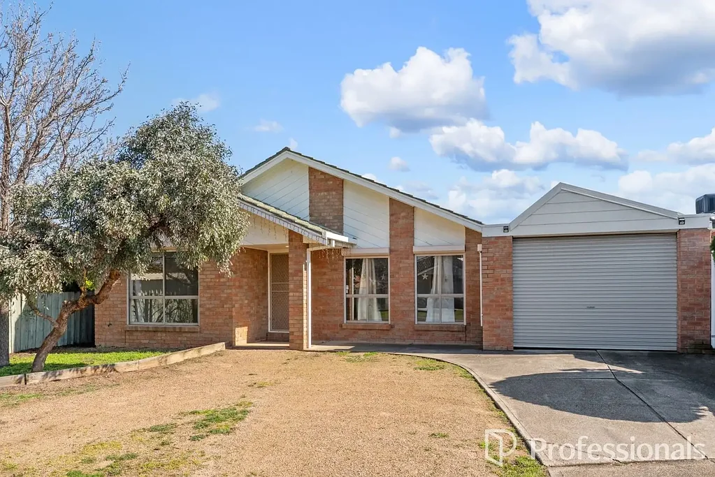 Comfortable Family Living with a Large Enclosed Outdoor Entertaining Area!