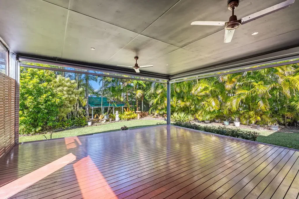 Urangan 3Kwarto *** Under Contract ***  Charming home with special features