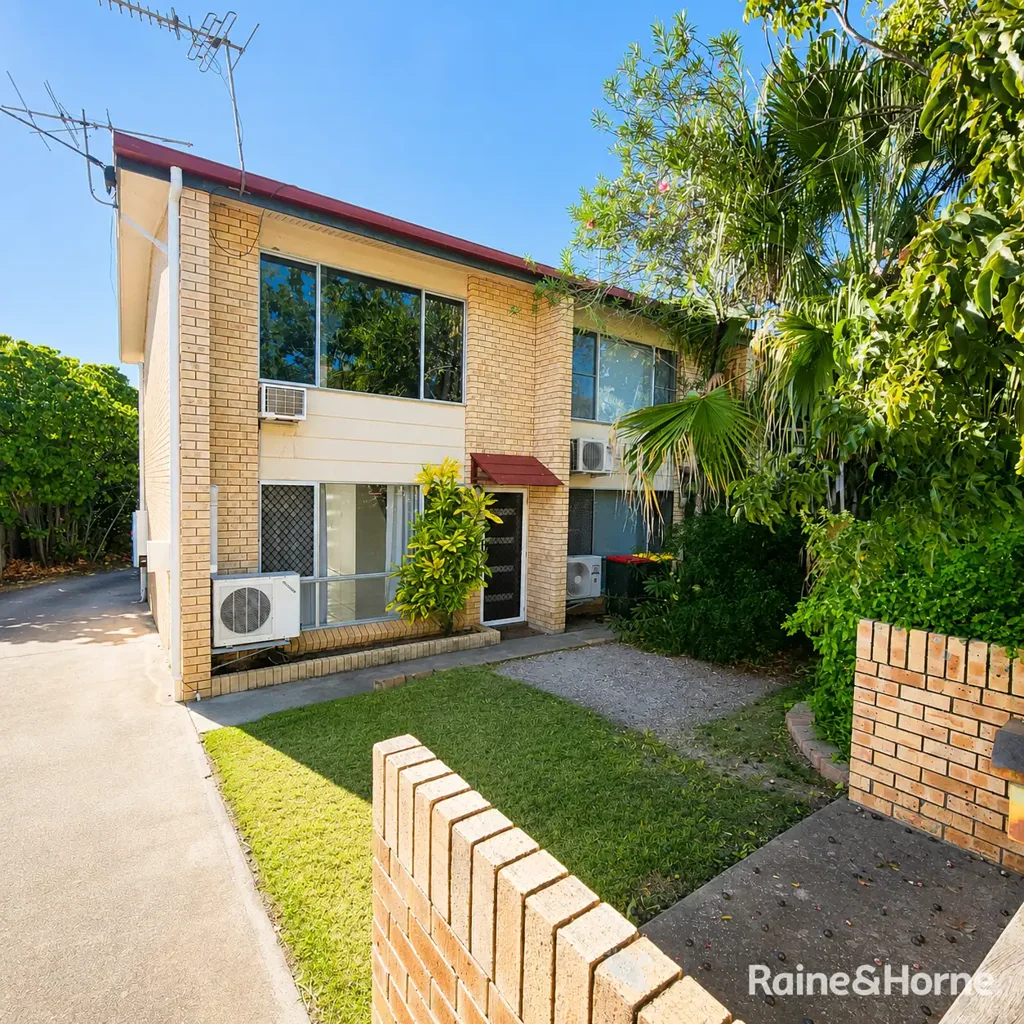 CENTRAL TOWNHOUSE IN NEAT COMPLEX!