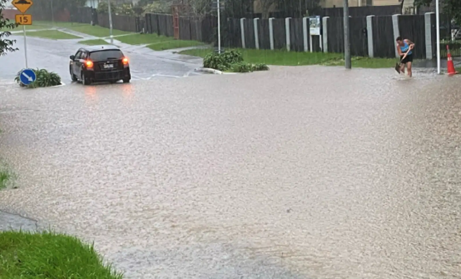 奥克兰暴雨：又一学校被淹，火车取消，奥克兰发布民防警告