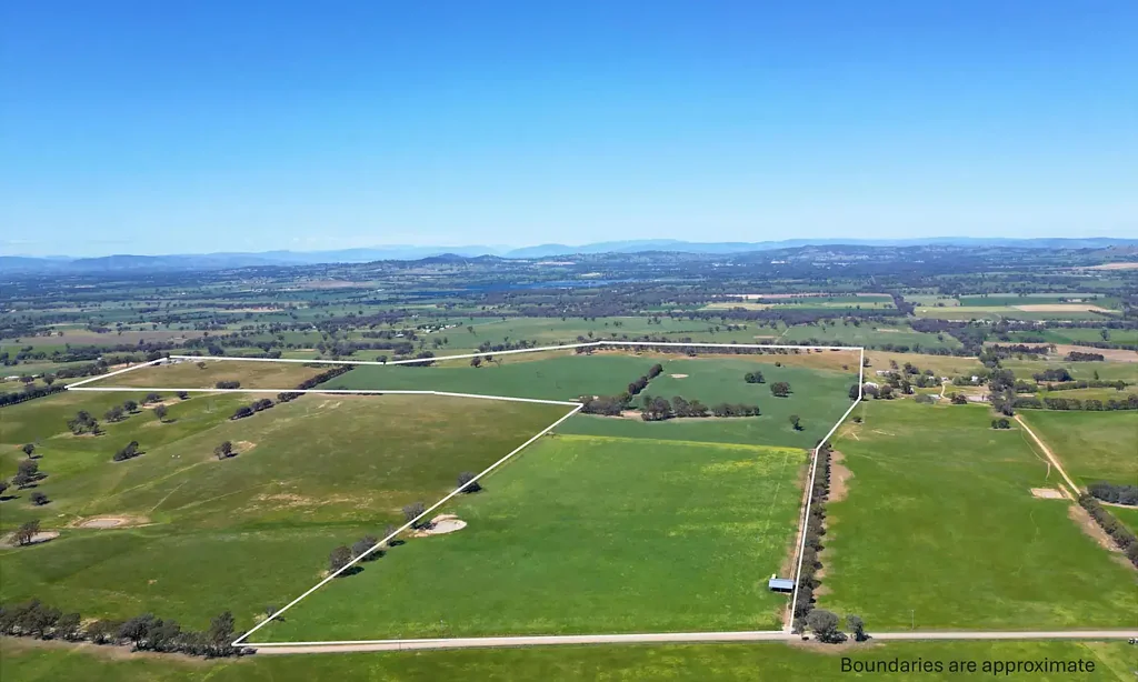 Glenellen Develop your ideal residence on this expansive property offering panoramic 360-degree views, combining exceptional living opportunities with productive land for agricultural pursuits.