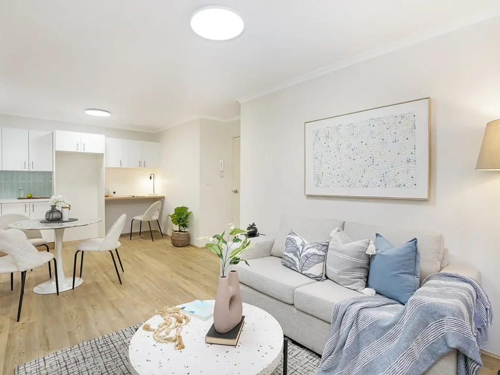 Pyrmont 1房 Pyrmont中心地带 新装公寓 全抛光地板 现代厨房 宽敞卧室 豪华浴室 安保服务 游泳池健身房 全景露台 城市便利 Ready to Enjoy !