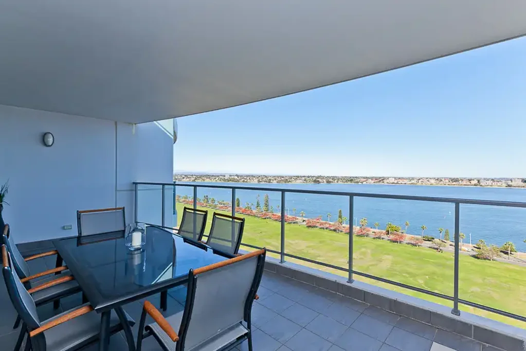 EXECUTIVE 3 BED 2 BATHROOM APARTMENT OVERLOOKING THE RIVER!