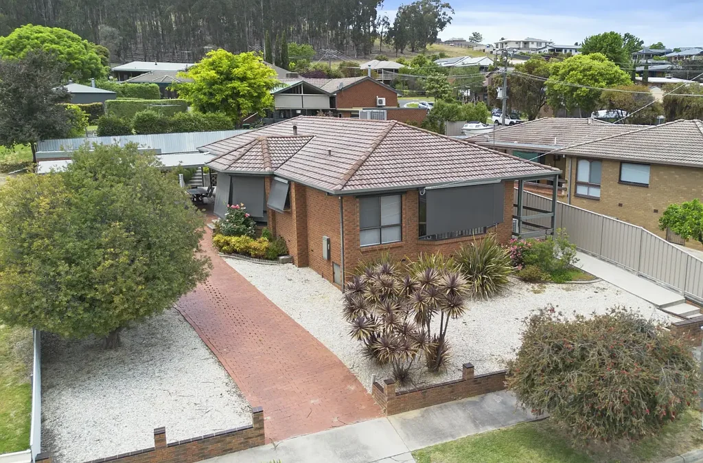 Myrtleford 4 Bedroom Family Home - Views of the Golf Course