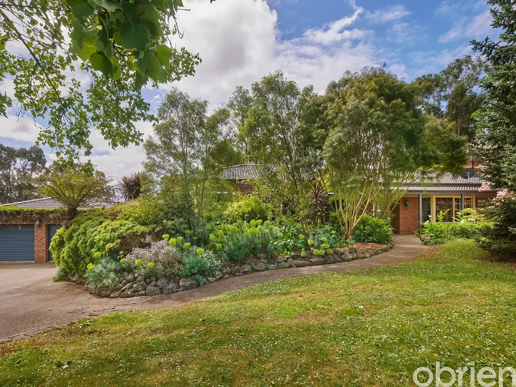 Buln Buln 3 Bedroom Spacious Family Living on a Private 3,300m² Approx.