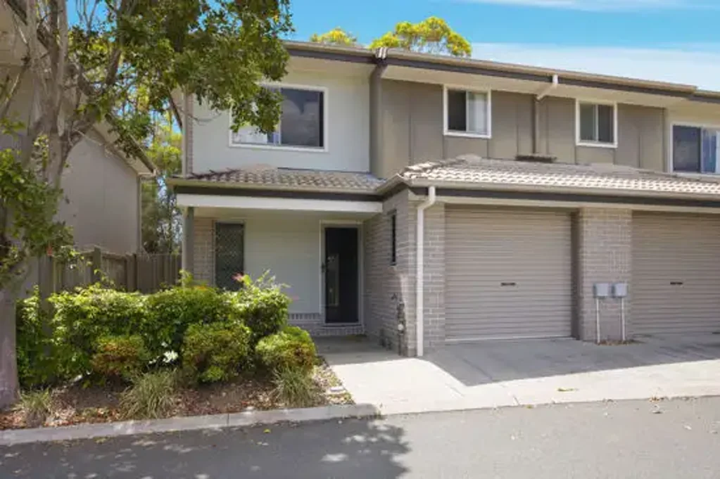 Eagleby 3Habitaciones Extra large townhouse in peaceful complex!
