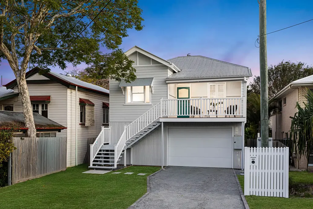 Wynnum 5房 双独立住宅 541㎡阔地 全新水电系统 精心翻新 海滨步道近邻 高尔夫球场旁 Dual Living Opportunity in One of the Best Streets in Wynnum - Two Fully Renovated Homes Next to Wynnum Golf Course