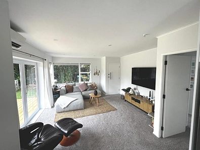 Huge Yard - 2 bedroom modern unit