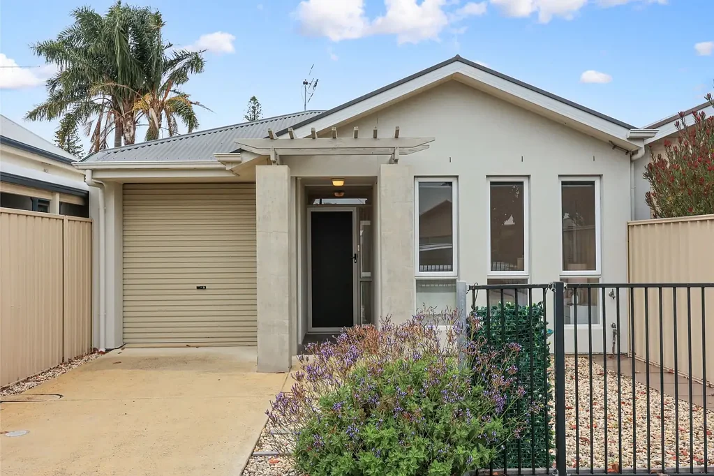 18 Sturt Street, Victor Harbor, SA 5211