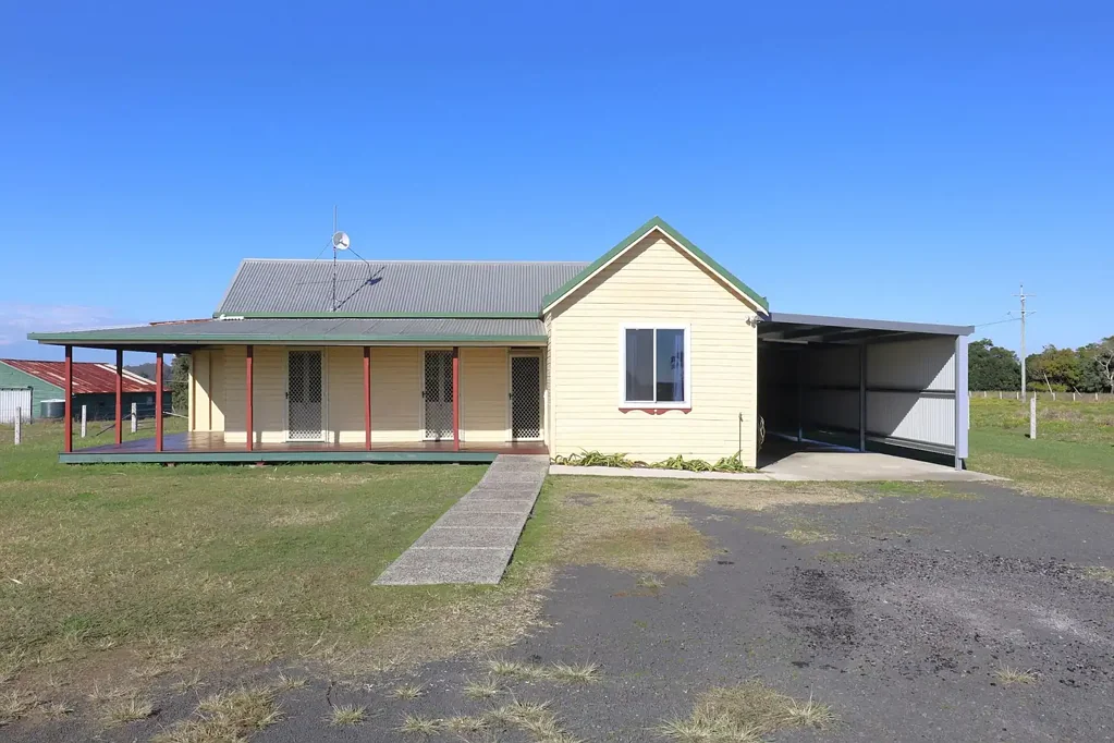Beautiful 4 Bedroom Renovated Farmhouse