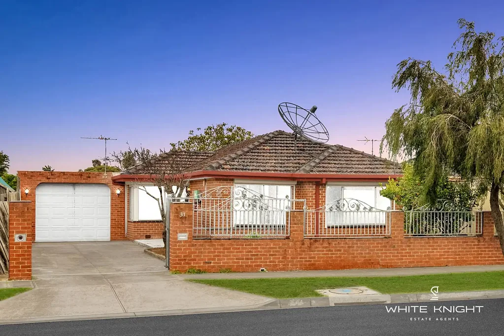 St Albans 6Moenga For Sale - Stunning 6-Bedroom Home in Prime St. Albans Location