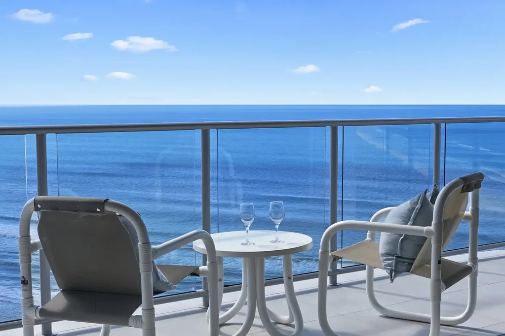 Broadbeach 2房  Rarely Available North East Facing Beachfront Apartment