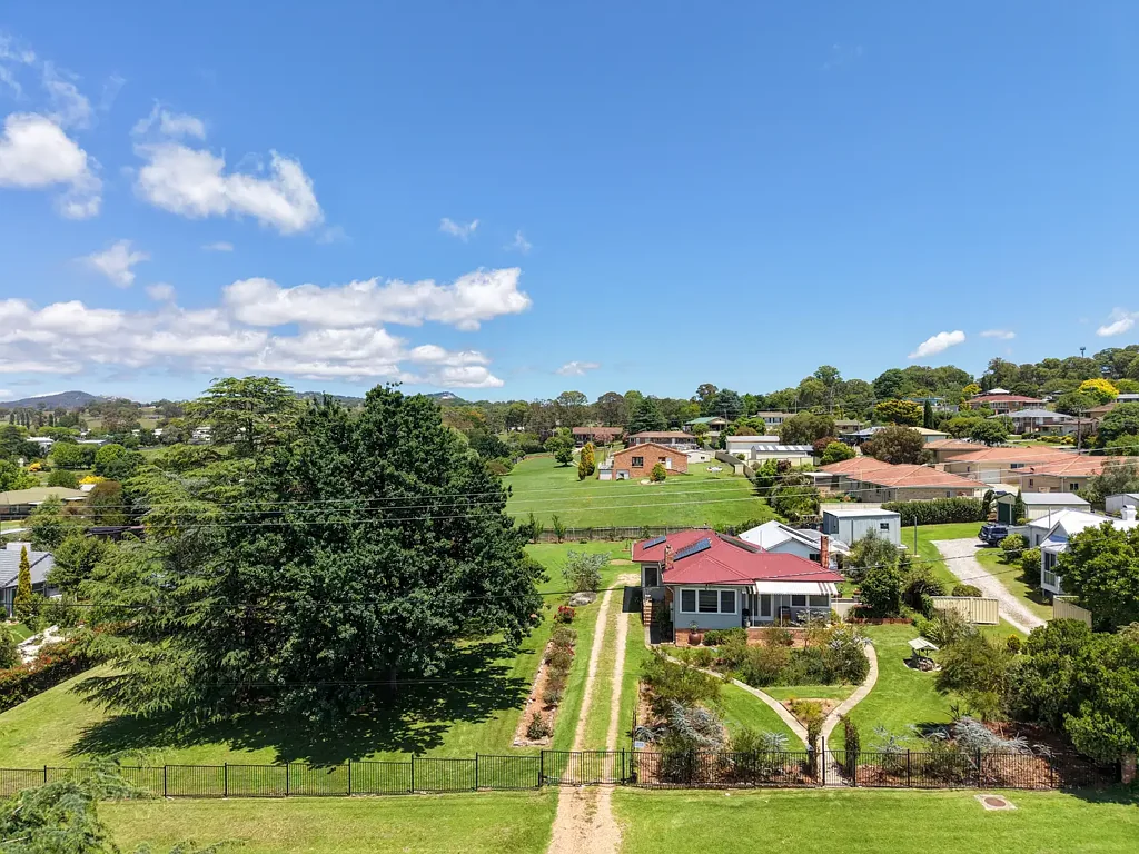 Tenterfield 3房  Modern Comfort on a Large Block