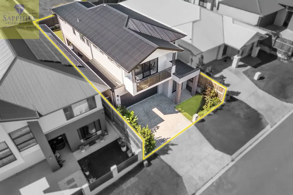 Pallara 4房 现代双层家庭宅 320m²易维地块 开放式起居用餐 现代石材厨房 私密高层阳台 双锁车库近校便利 Stylish Double-Storey Family Home with Balcony, Multiple Living Zones & Expansive Backyard