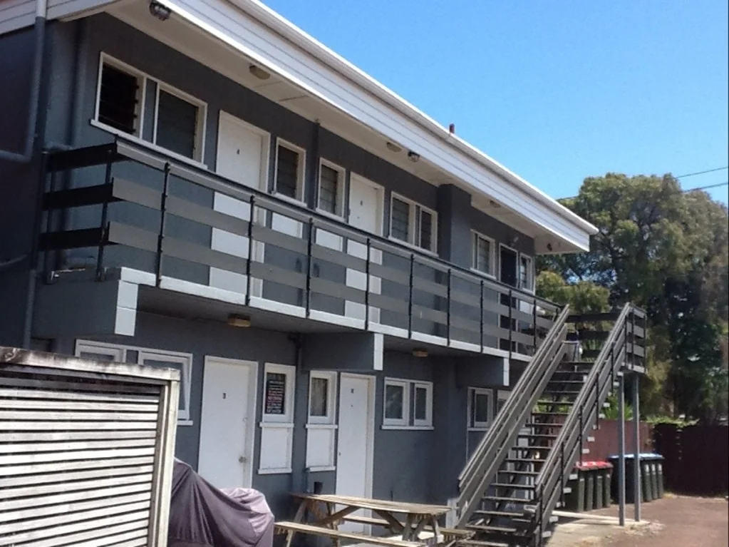 Tidy Studio Unit – Great Location with 2 Off-Street Car Parks