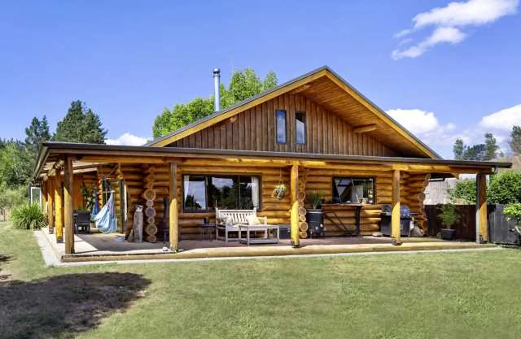 Raglan 4Kwarto A TRADITIONAL, HAND CRAFTED, LOG CABIN WITH INCOME