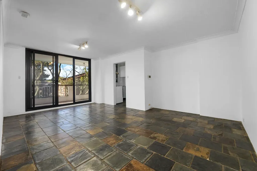 NORTH FACING APARTMENT WITH LEAFY VIEWS
