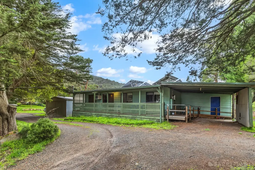 Upper Ferntree Gully 4Kwarto RARE FLAT 1,320M² LIFESTYLE PROPERTY AT THE GATEWAY TO THE DANDENONG RANGES!