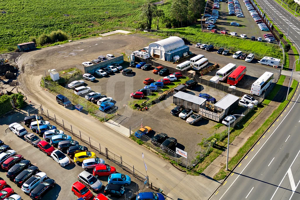 East Tamaki One Of The Few Left | Road Front Yard For Sale