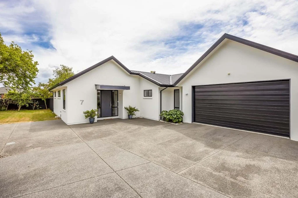 Modern and Spacious Five Bedroom Cashmere Home! 6 Month Tenancy!