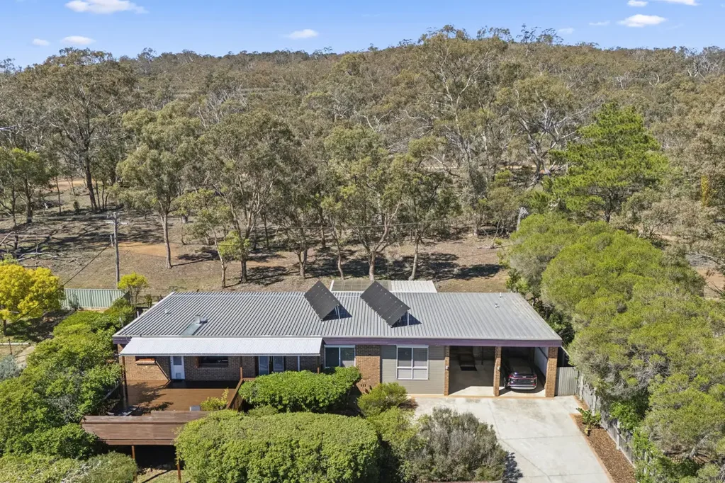 Hackett 4chambre Serenity & Space, Backing Mount Majura Nature Reserve