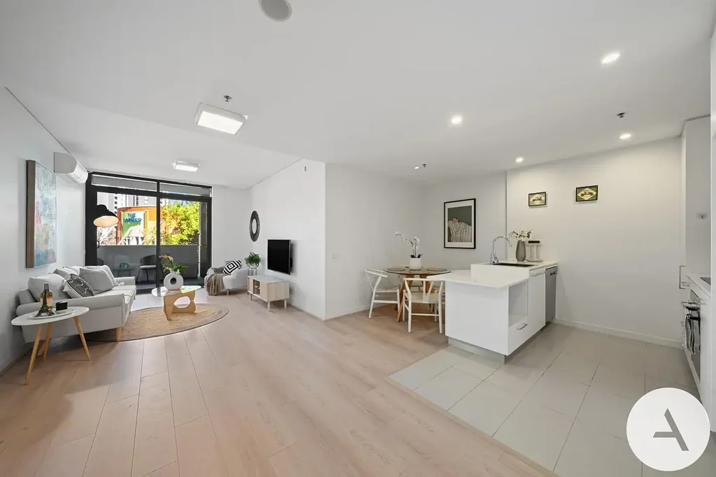 Belconnen 1房  77m² of Space, Brand-New Floorboards & Effortless Living in the Heart of Belconnen - Move-In Ready!