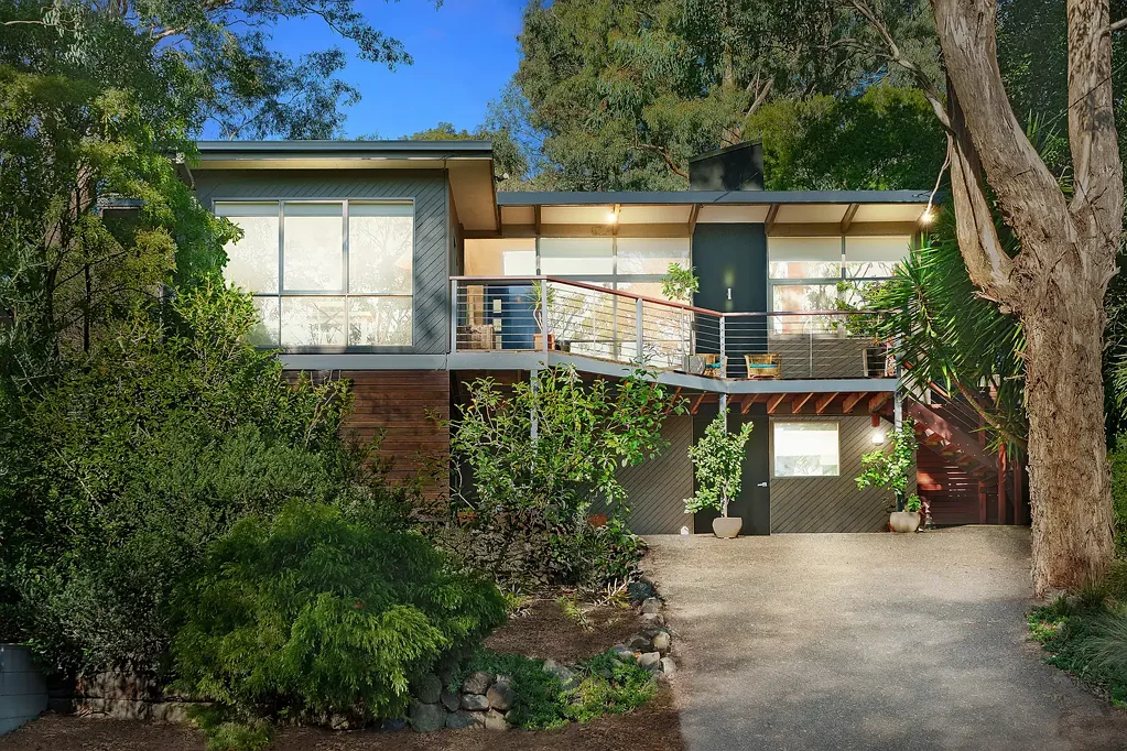 Donvale 3房 Alistair Knox设计 833㎡阔地 北向谷景 优质学区 周边设施丰富 硬木地板 现代厨电 多功能空间 Designed for families, built for comfort, and positioned for lifestyle