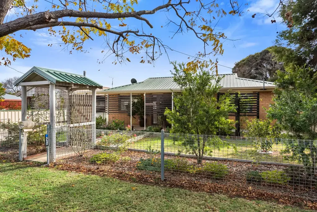 Clifton 2कमरा Neat, Low-Maintenance Living with Excellent Shed