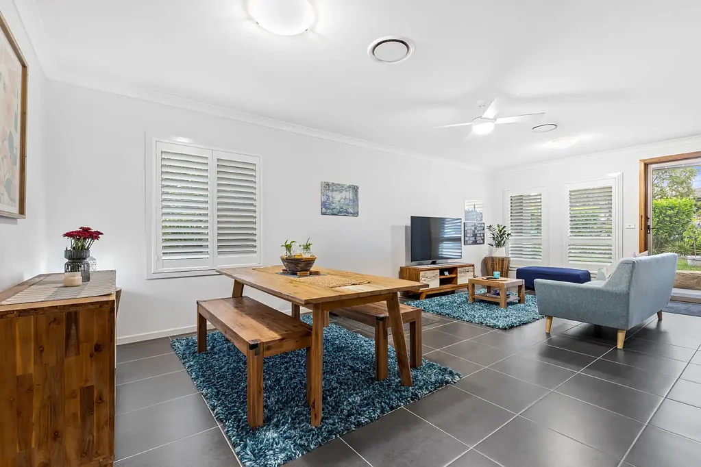 Kirrawee 3房 宁静谷地联排 保养良好 优雅实用 三卧私密采光足 现代厨卫 SMEG电器 遮阳户外区 毗邻公园学校 Duplex of Understated Sophistication