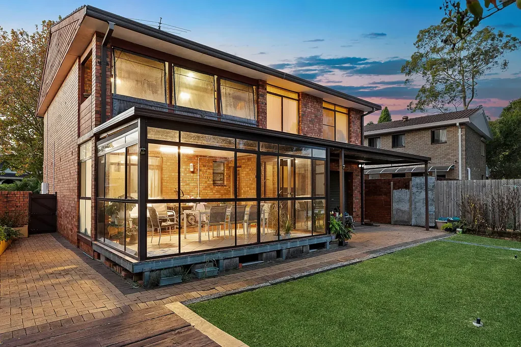 Kingsgrove 4ਬੈੱਡਰੂਮ Elevated parkside living with boundless potential