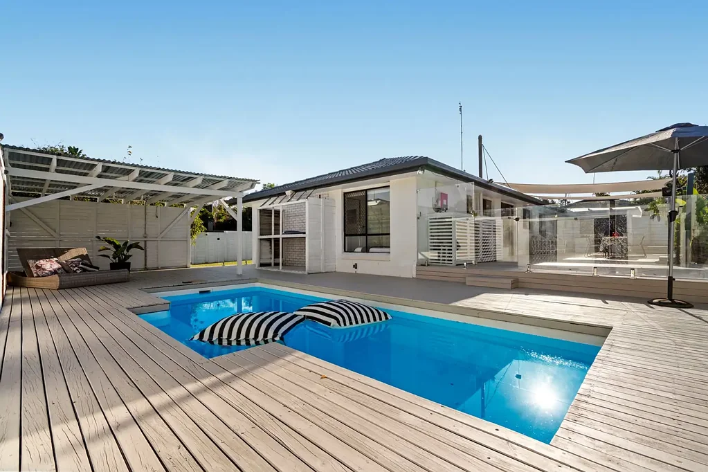 Ashmore 5બેડરૂમ Rare Dual Living Opportunity with Pool & Granny Flat renting for $600 pw!