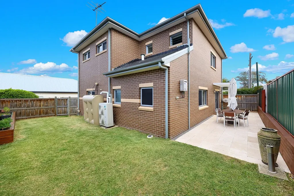 Stylish Freestanding Townhouse in the Heart of Oatley