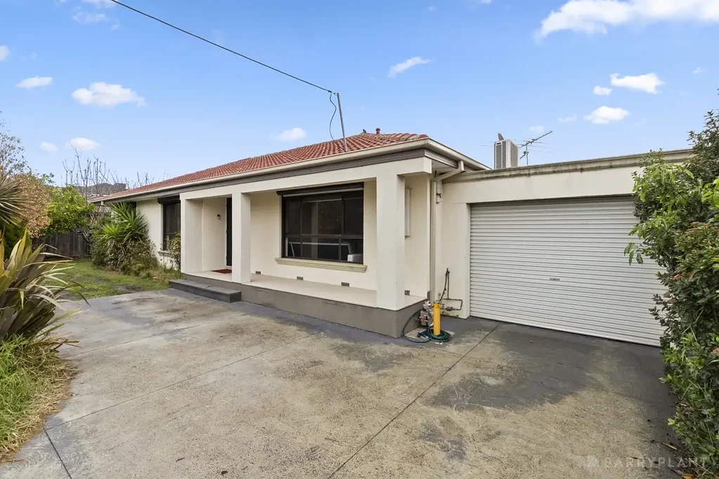 Noble Park 3 Bedroom CENTRALLY LOCATED ON ITS OWN BLOCK OF 504M2 (approx.)