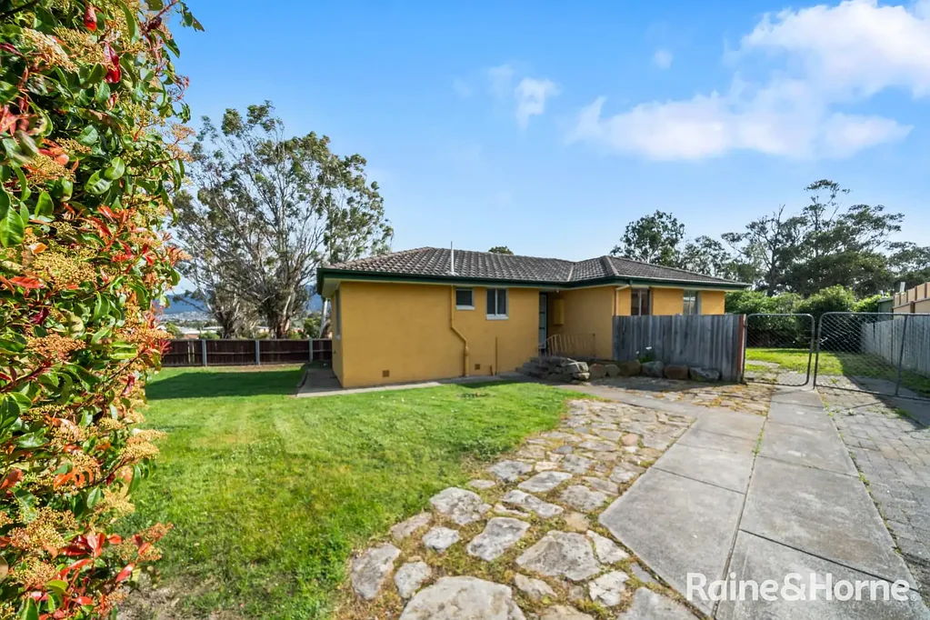 Low maintenance three bedroom home!