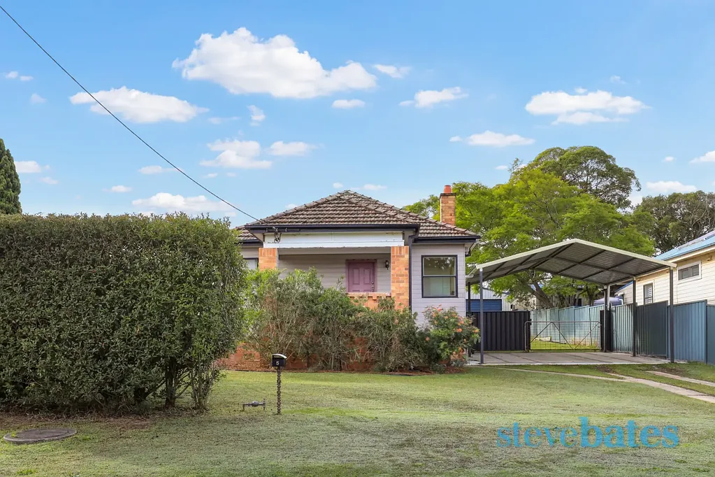 Raymond Terrace 2Moenga Packed With Extras & Moments From the CBD!