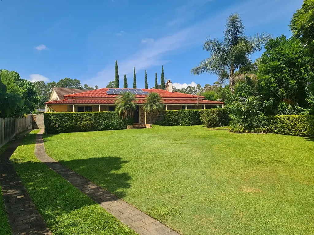 BEAUTIFUL FAMILY HOME - UNBEATABLE LOCATION