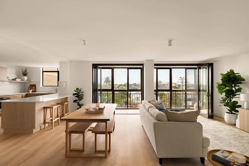 Clayfield 3 Slaapkamer Sunlight, Space and a Remarkable Renovation